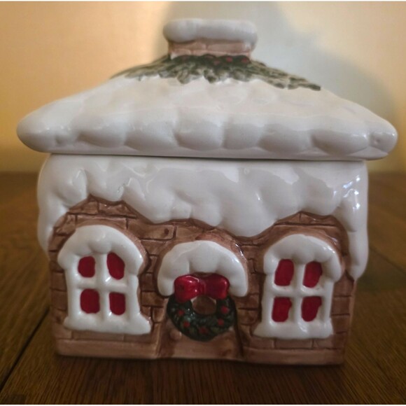 Vintage Christmas House of Lloyds Snow House Cookie Jar Holly Berrie - Picture 1 of 8